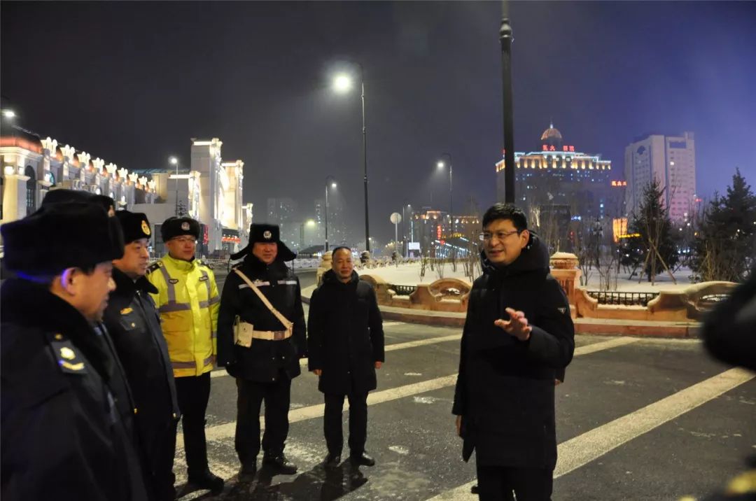南岗区委书记李庆深入哈尔滨火车站站前走访检查疫情防控及春运工作