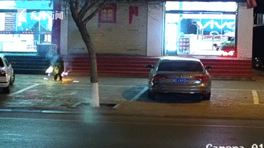 熊孩子搭配烟花爆竹:5毛钱,就能要了孩子的命!