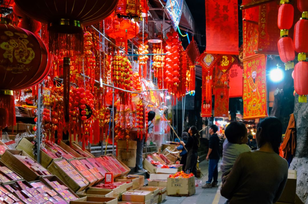 商贩忙得不亦乐乎 街坊也融入买春联过年的气氛里 超市里的年货大街