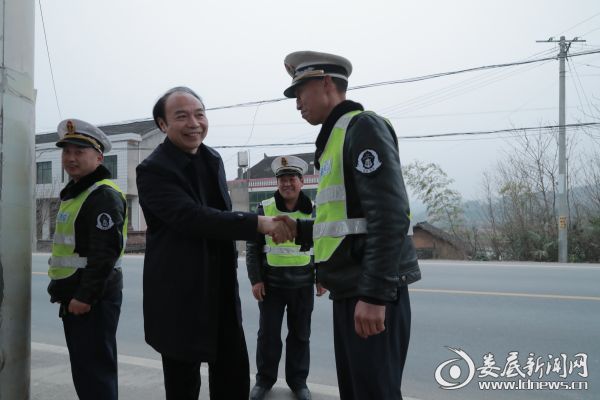 (娄底市公路建设养护中心党委书记,主任刘文伟看望慰问离休干部陶成)
