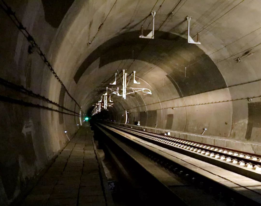 后半夜的达坂山高铁隧道里什么样