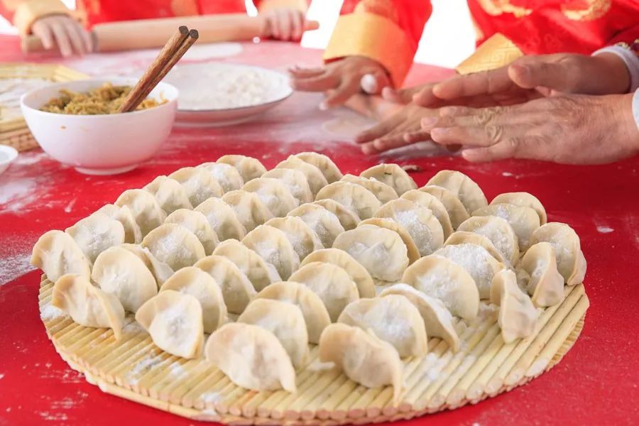 除夕吃饺子财神日吃饺子为何重要节日都吃饺子