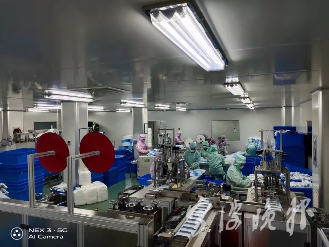 宁波这家企业老板夫妇双双跳上流水线,加班加点生产口罩!一天供应15万个医用口罩!
