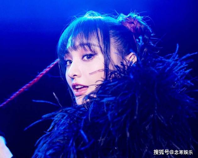 郑爽分手后开始"黑化",经常浓妆艳抹亮相,还大胆挑战黑色网袜