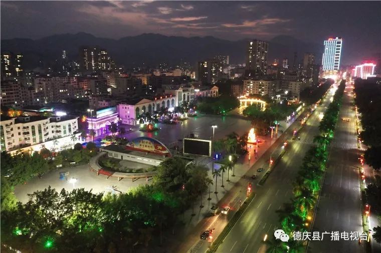 回家过年德庆大街小巷换红衣文化广场大型金鼠迎新年