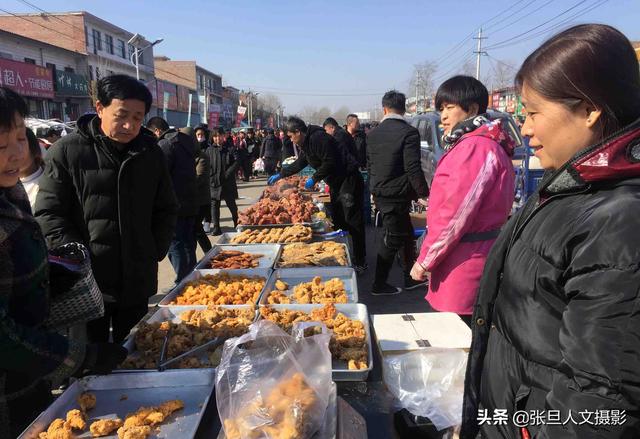 山西一个酒店厨师返乡回家过年 路过集市干了一天活赚了好几千元