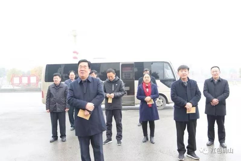 每到一处,县委书记路耕,县长彭广峰等县领导都与广大干部职工亲切
