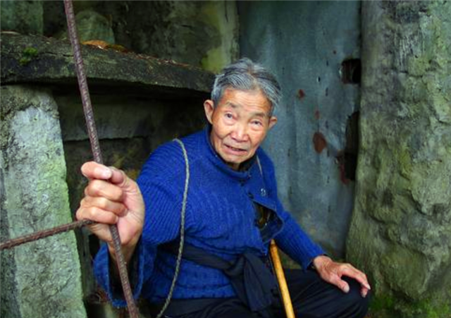 原创中年丧妻丧子他92岁自建活人墓睡棺材设机关就怕临终麻烦人