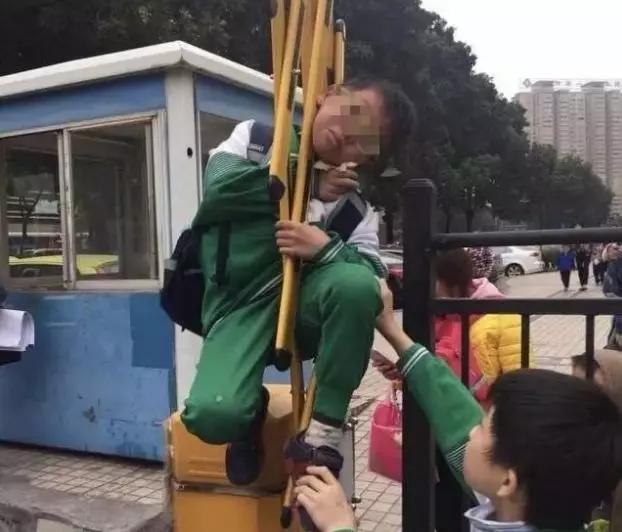 熊孩子搭配烟花爆竹:5毛钱,就能要了孩子的命!