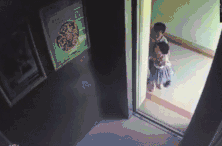 熊孩子搭配烟花爆竹:5毛钱,就能要了孩子的命!