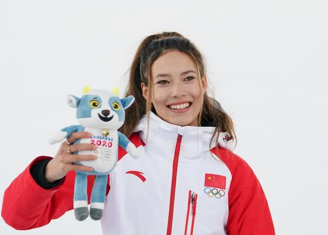 16岁归化美少女谷爱凌大跳台夺冬青奥会个人第二金滑雪 