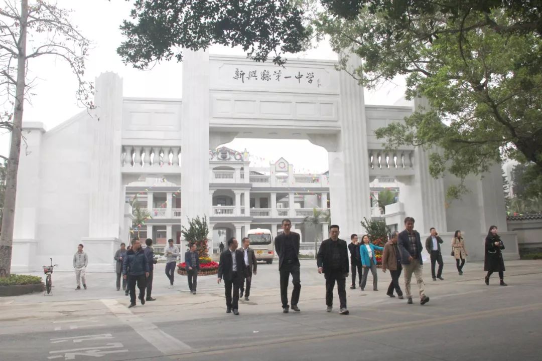 县领导春节慰问新兴一中教师