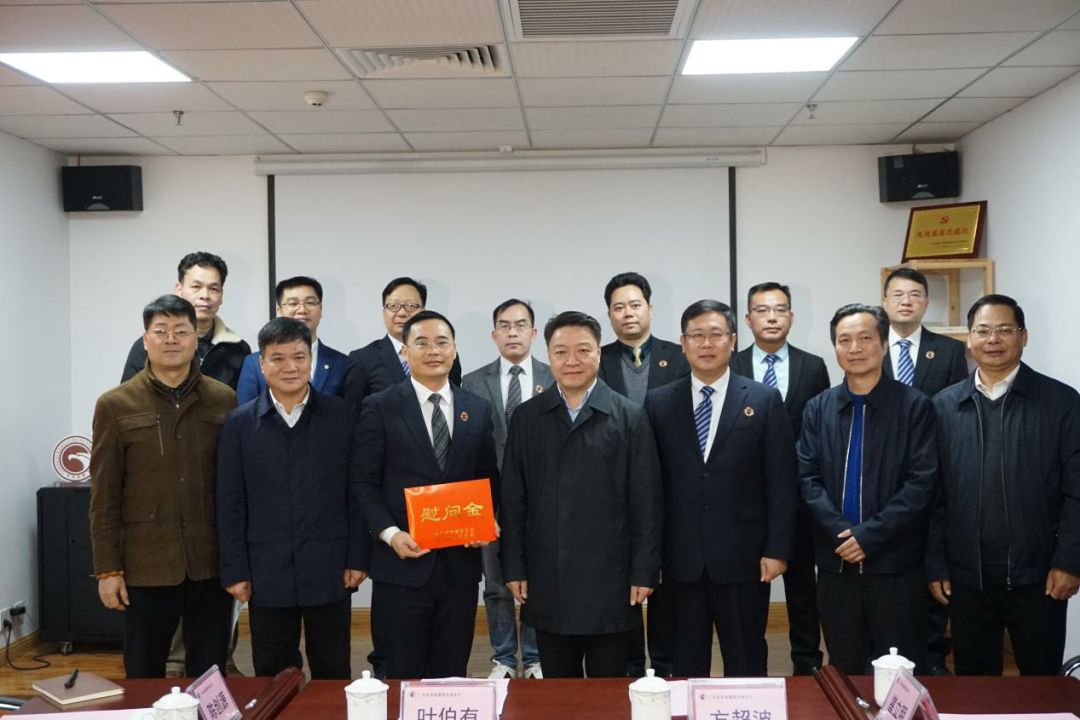 市委常委,政法委书记邱明宏一行到广西南国雄鹰律师事务所走访慰问