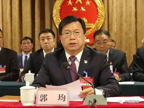 大会由县委书记郭均主持.