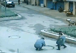 熊孩子搭配烟花爆竹:5毛钱,就能要了孩子的命!