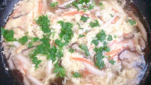 怎样做三鲜汤好吃又简单 07634e8e07654266a775dc51e18a792b.jpeg