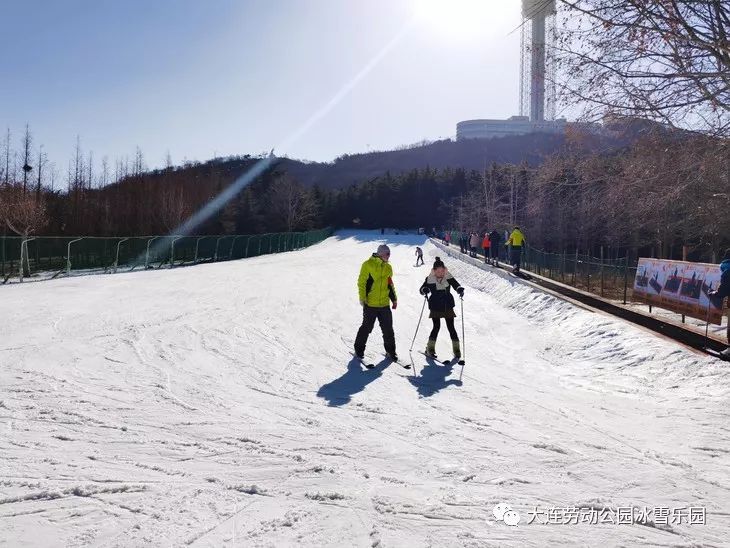 冰雪乐园新春滑雪全家健康过大年