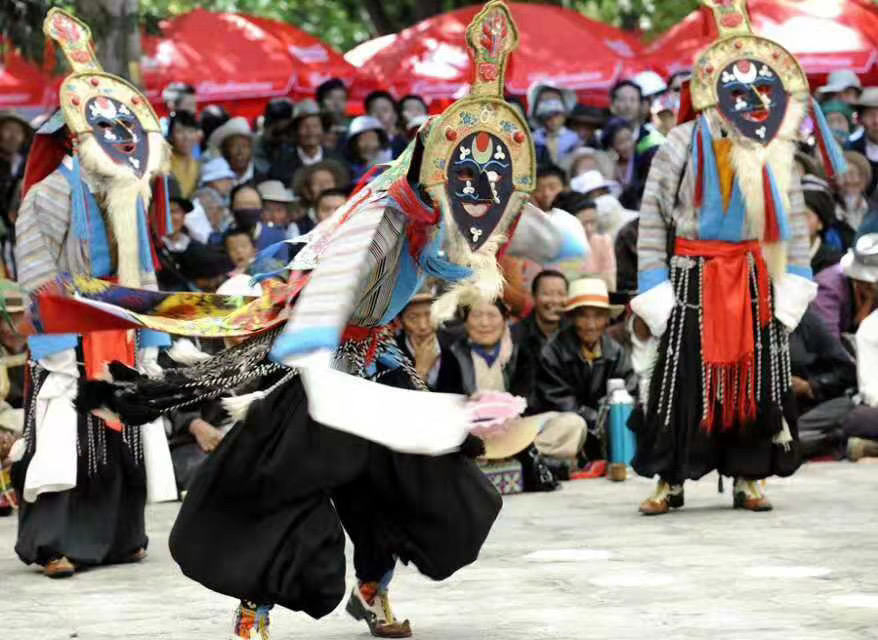 摄影藏族牧民喜跳藏戏迎新年图