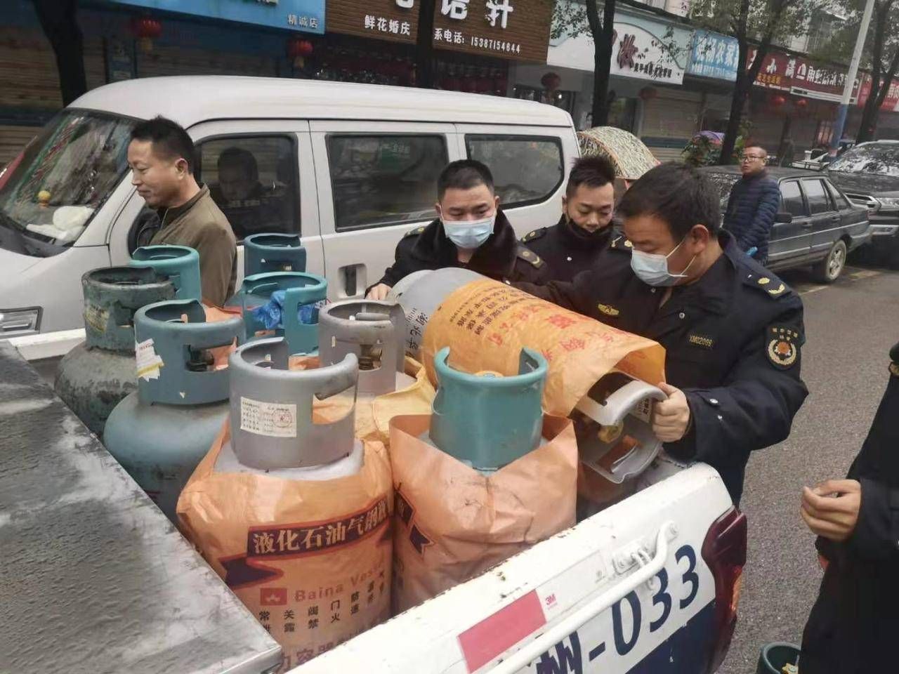 新房交付现场，武汉城管队员打“控制违建”预防针 | 极目新闻