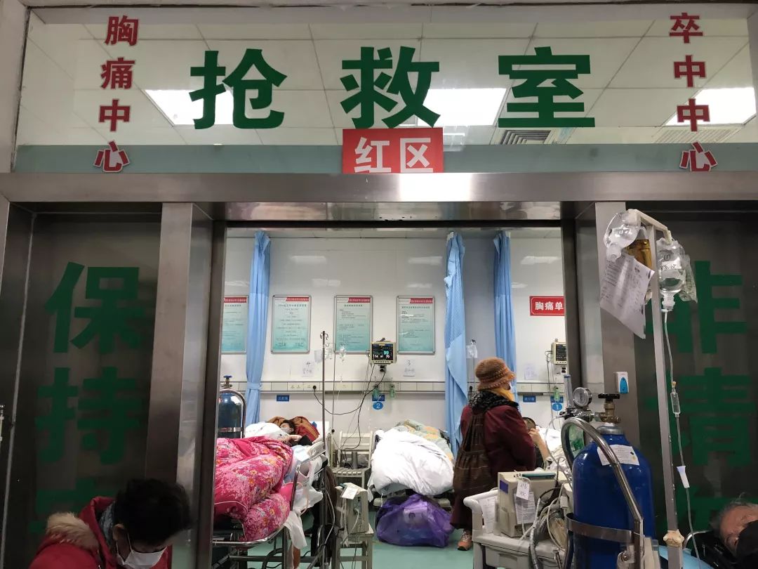 红十字会医院的"抢救室"门上标着红区.新京报记者 向凯 摄