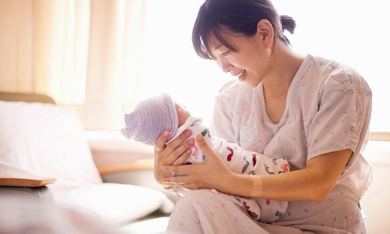 『春龙和宝宝』1岁内的宝宝，入睡不可用这两种方式，造成的伤害会伴随一生