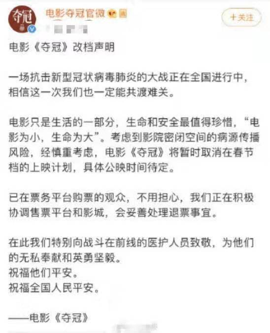 巩俐戴口罩买新衣，打扮太减龄，和身旁男友人差了一辈！