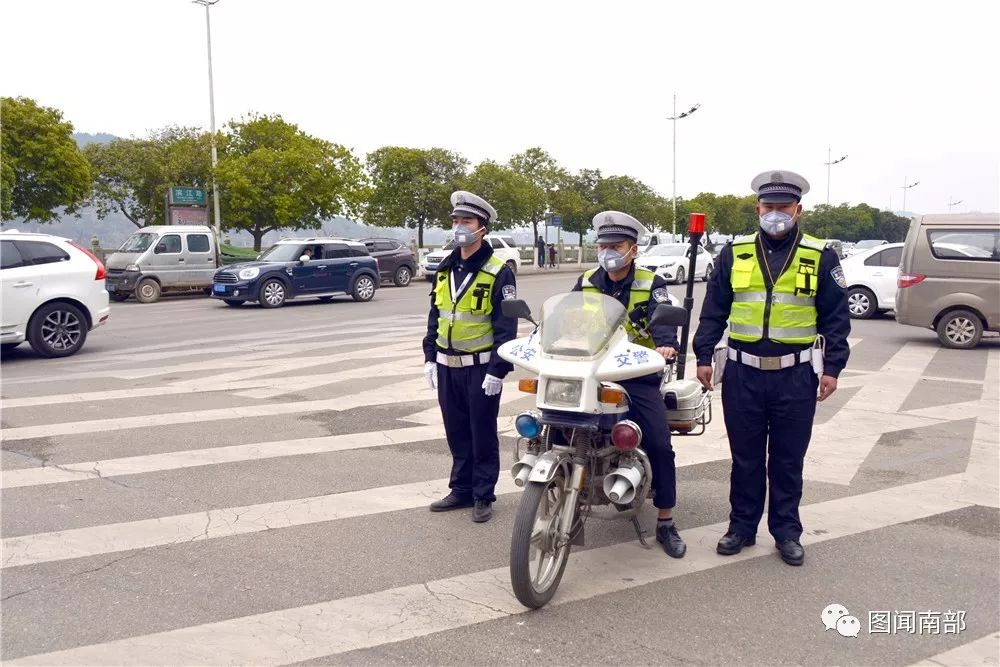 南部交警带上口罩执勤,坚守岗位!