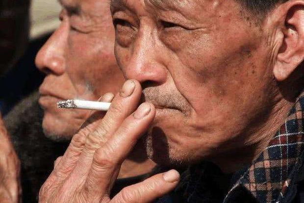 春节是中风高发期,除了三高老人,爱抽烟喝酒的人,也要