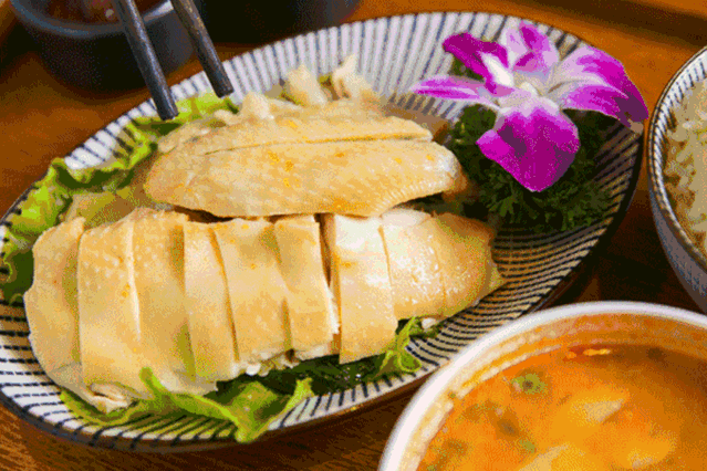 不少人用鸡汤,鸡油煮制文昌鸡饭