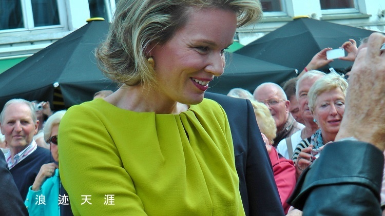 和比利时国王皇后握手
