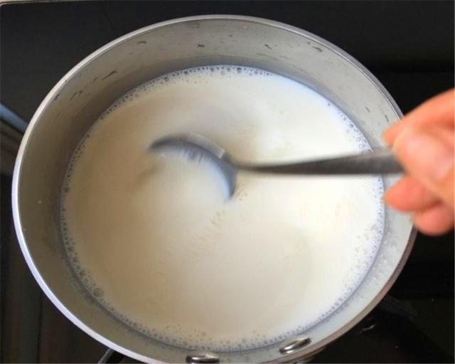 原创煮纯牛奶几大误区,牛奶得这样煮,老人小孩都爱喝
