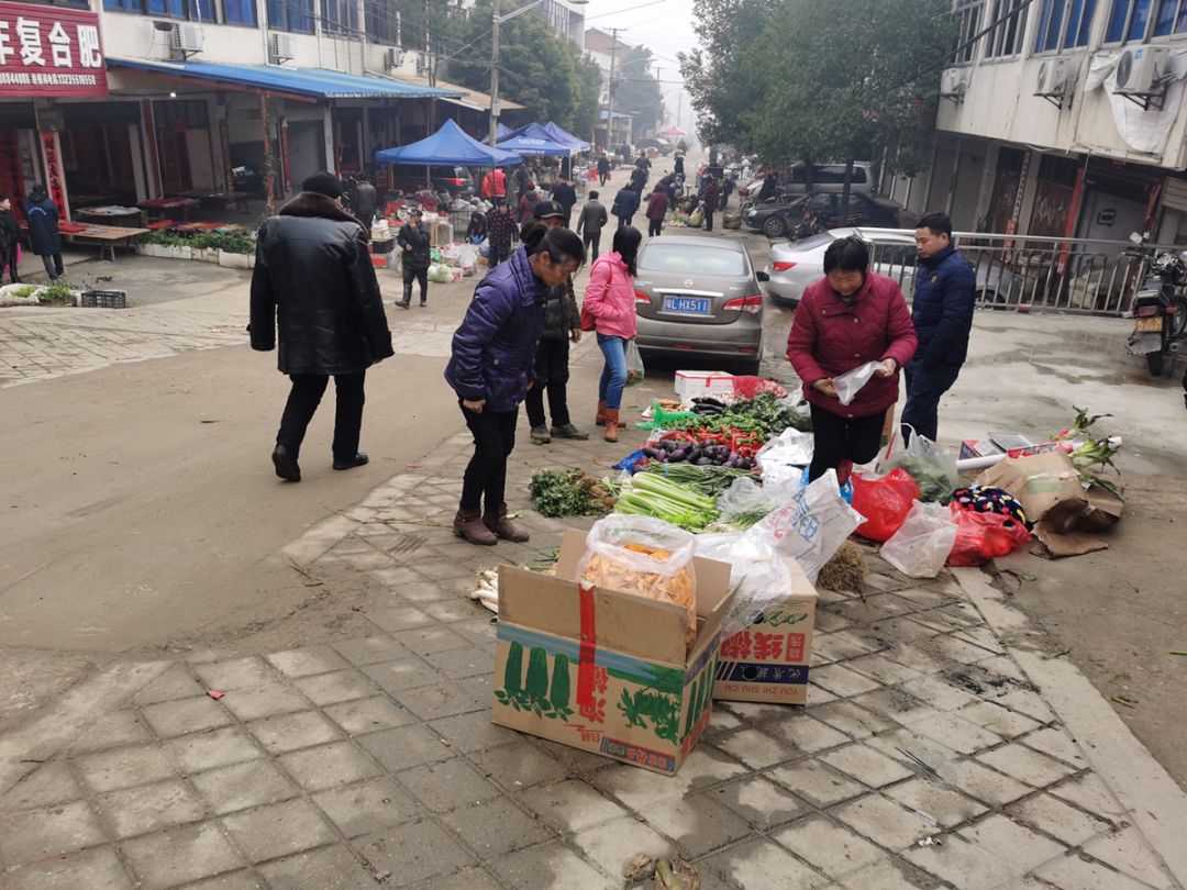 "广水市区西南长岭镇的居民程女士告诉记者"今天上午很多人在药店