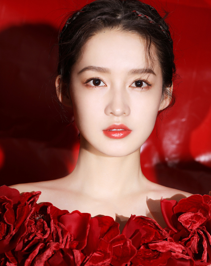 李沁深藏不露穿人鱼裙秀完美腰臀比若非过年任性她可不穿