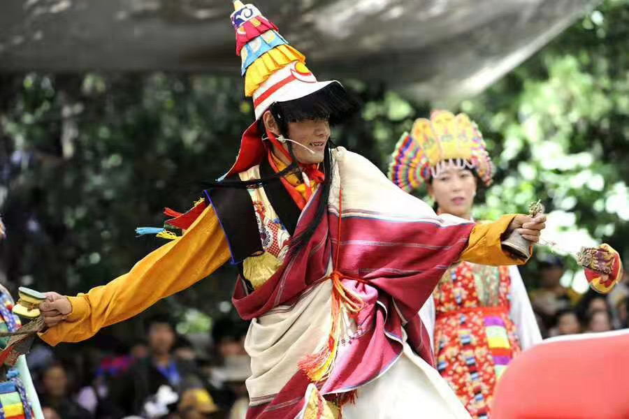 摄影藏族牧民喜跳藏戏迎新年图