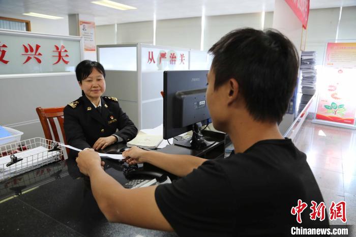 如何快速过海关 0331d1c5ba51406588f279b312cd86dc.jpeg