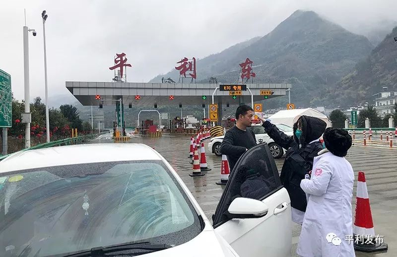 周锦政带领公安,卫健等部门负责人,到长安镇关垭,安平高速公路平利东