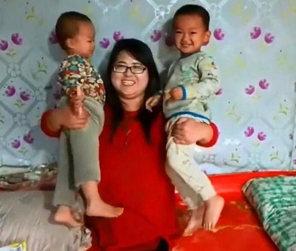 “无腿”妈妈用试管生下双胞胎儿子，5年后，孩子说的话让人感动