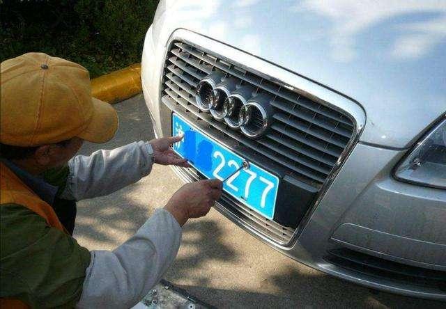 牌照怎么固定在车上 1986b447f98346929ef2201841af3348.jpeg