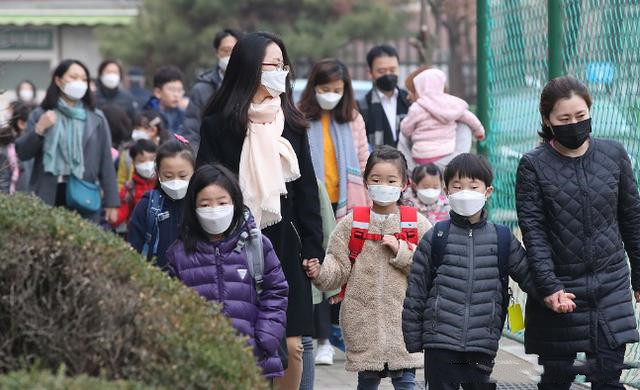 原创湖北省中小学延期开学，大学生“哭了”，网友：别急