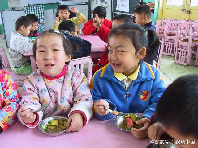 「春龙和宝宝」家里猪肉吃不起，孩子幼儿园伙食还涨价，家长无奈摇头：我太难了