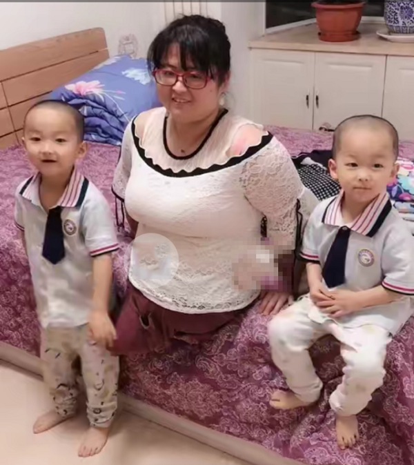 “无腿”妈妈用试管生下双胞胎儿子，5年后，孩子说的话让人感动