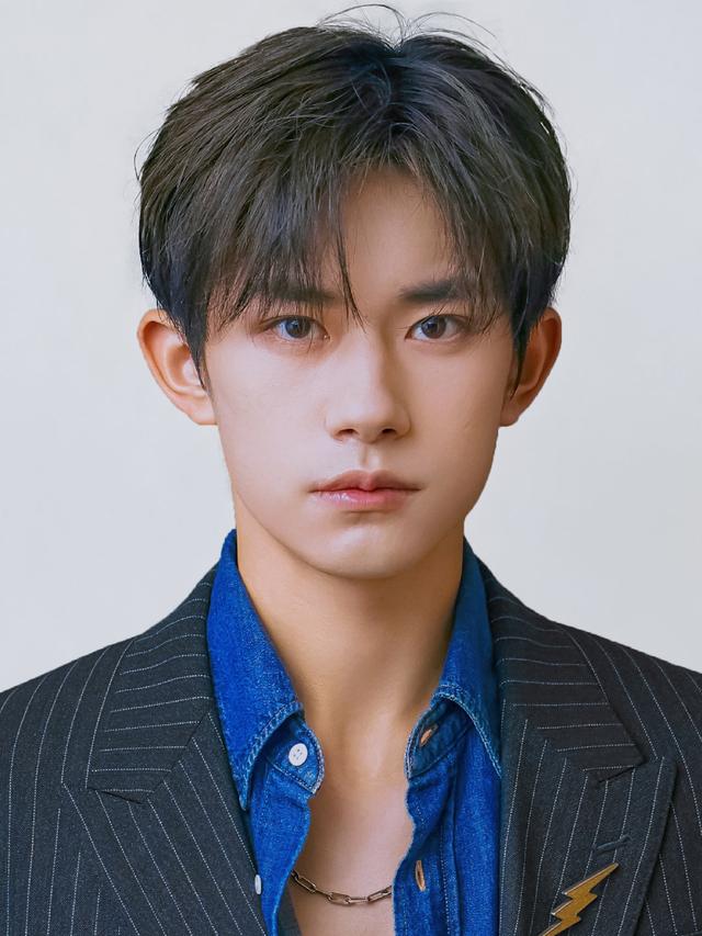 易烊千玺“证件照”帅出新高度，西装杀、军装杀，四字弟弟长大了