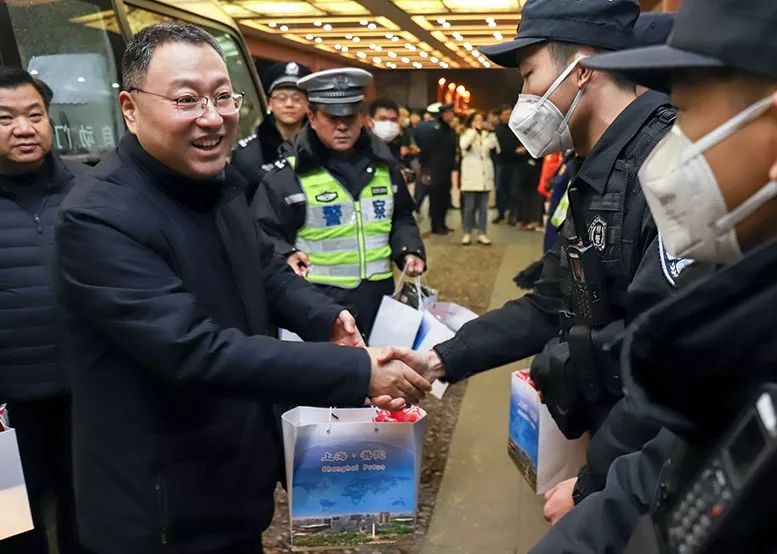 干警和平安志愿者当天晚上,区领导曹立强,姜冬冬,黄庆伟,张伟,姜坚