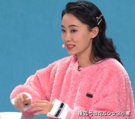 马凡舒春晚造型惊艳 808b589c222a417d9bb4ee577787d4dc.jpeg