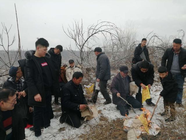 甘肃平凉张氏家族集中上坟祭祖