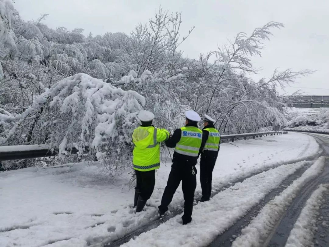 除夕夜鏖战冰雪,大年初一曲靖全市道路通行实况_陆良