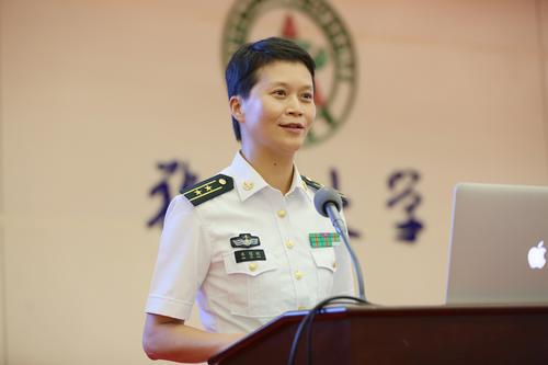 原创34岁女博士传奇！放弃百万年薪投笔从戎，是中国第一位女副舰长
