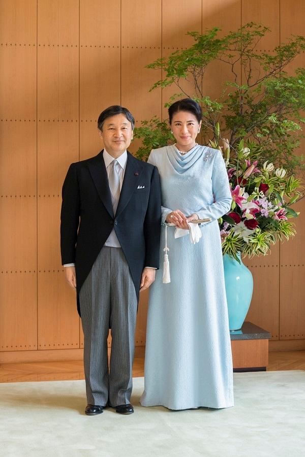 原创日本雅子皇后美得停不下了!衣品终于有进步,墨绿套装显嫩又高贵