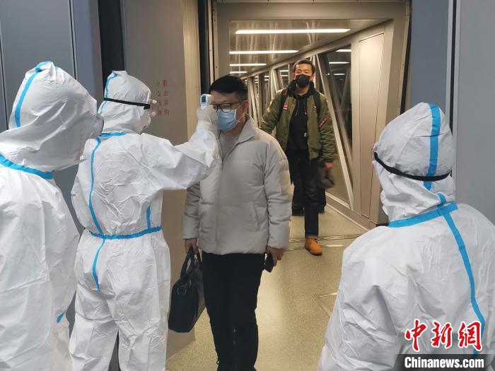 新加坡抵达杭州航班有武汉乘客116名 2人送医