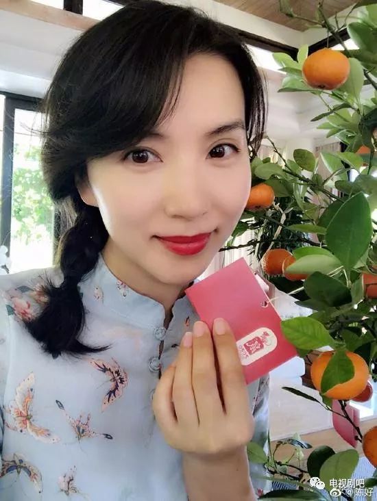 万人迷陈好晒照拜年 笑容甜美看不出岁月痕迹